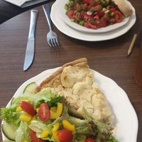 Vorne Quiche (Blumenkohl-Sesam) mit gemixtem Salat; hinten toskanischer Brotsalat 🤤 at Cafe Hibiskus in Cologne