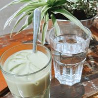 Iced matcha latte mit oat milk   at Cafe Rotkehlchen - Venloer Str in Cologne