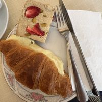Das Pistaziencroissant war ein Traum. Das Erdbeerblondie war nicht sehr süss  at Cafe Rotkehlchen - Venloer Str in Cologne