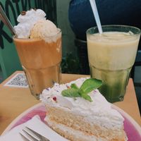 (All vegan) iced matcha latte with soy milk, iced coffee with oat milk, vanilla ice cream, whipped cream and a lemon cream cake at Cafe Rotkehlchen - Venloer Str in Cologne