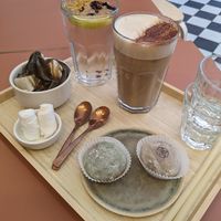 Mochi sunday, mochi vanille-pecan et abricot-romarin. Thé glacé fleurs de cerisier et café latte at La Maison du Mochi in Lyon