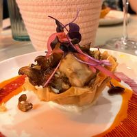 Tartelette croustillante, pleurotes grillés, sauce à l’ail, huile au paprika fumé  at Tête d'ail in Rennes