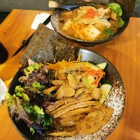 Ramen (en arrière)
Nouille Udon à la sauve aux arachides at Hum Vegan in Montreal