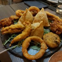 Piatto misto samosa e verdure in pastella at Kalpnā in Martina Franca
