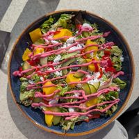 Vegan salad with mango and red beet dressing at ‘t VeerHuys in Beusichem