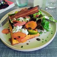 Gaufre de patates douces, légumes rôtis, pickles, mousse fauxmagère, bacon. at Roots Cafe in Chambery