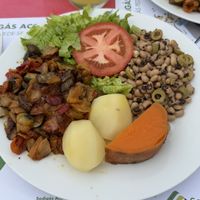 Assiettes végétariennes avec précision que nous sommes vegan.   at Sabores Da Vizinha in Vila Franca Do Campo