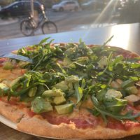 vegane Pizza mit Avocado 🥑  at La Cantina Augusta in Berlin