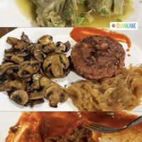 En la tercera foto se pueden ver Piquillos rellenos de soja textuarizada  at Oianume in Urnieta