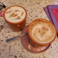 Hinten Latte Machhiato und vorne Pumpkin Spice Latte at neon in Muenster