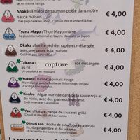 Les onigiris avec un petit trèfle vert sont vegans. at Yoisho in Tours