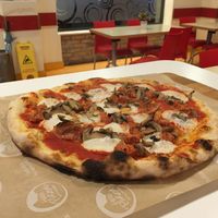 Pomodoro, mozzarella vegetale, salsiccia vegetale, funghi at HelloPizza.it in Pescara