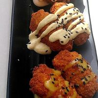 Falafel con diversas salsas at Doxa in Madrid