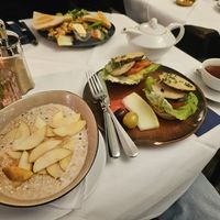 A combo of vegan porridge and a vegan roll at Tee Tea Thé in Berlin