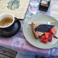 Crostata lamponi e sambuco, con fragole at Ledro Nature Art Cafe & Shop in Ledro
