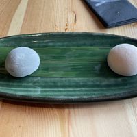 Mochi de sésamo negro y mochi de flor del cerezo (sakura mochi)  at Sibuya Urban Sushi Bar  in Merida