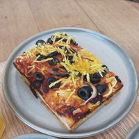 Focaccia tomate olives at Land & Monkeys in Bordeaux