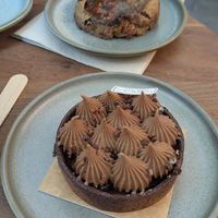 Monkey cookie and chocolate tarte at Land & Monkeys in Bordeaux
