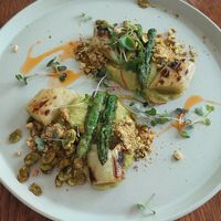 Alho poró, aspargos e favas at Tau Cozinha in Sao Paulo