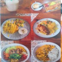 Muestra de platos y pokes at Mugarum Kómo Komo in Cartagena