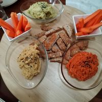 Hummus de legumbres  at Mugarum Kómo Komo in Cartagena