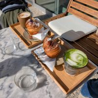 Left is the Hojicha chai latte & Vanilla blueberry cruffin & on the right is a Matcha latte & a Chocolate cruffin. at Atelier Giri in Arnhem