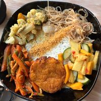 Reis als Basis mit Blumenkohl Curry, Glasnudel Salat, lecker Patty, Mango-Gurken-Salat und Pfannengemüse mit Tempeh  at Devy Indonesian Street Food in Hamburg