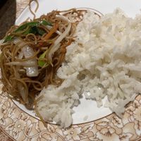 Nouilles sautées légumes sans œufs 🌱 & riz nature   at La Grande Muraille in Mons