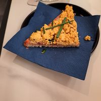 Tringolo vegano con insalata di uova ed erba cipollina at Triangoli Bar Vegetariano e Vegano in Treviso