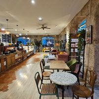 7:45am on Sunday is quiet at Oh Martine ! in Geneva