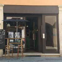 Piccolo pub, affacciato su via Pescheria, una delle vie più caratteristiche del centro storico di Mantova. at Public Pub Mantova in Mantova