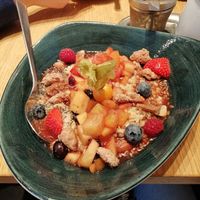 Porridge mit karamellisiertem Obst und gebrannten Mandeln at GENUSSHANDWERK Café Krapf in Eggenfelden