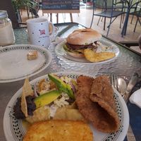 Chilaquiles verdes con milanesa y hash brown + torta de chilaquiles verdes con seitan y hash brown at 9 ó 6 Comida Vegana. in Puebla