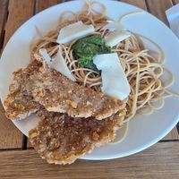 Pasta al pesto y milanesa de seitán at 9 ó 6 Comida Vegana. in Puebla