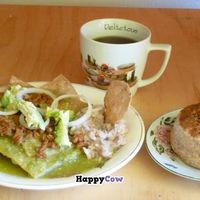 Desayuno vegano con chilaquiles verdes y chorizo vegano. Incluye pan de dulce o salado y taza grande de café americano. at 9 ó 6 Comida Vegana. in Puebla