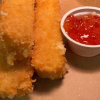 Palitos de queijo crocantes que acompanham geleia de pimenta. at Refugio Veg in Rio De Janeiro