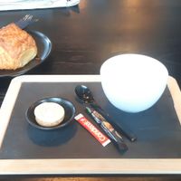 Pumpkin spice latte and pain au chocolat at Chalo Atelier.Chai Bar in Antwerpen