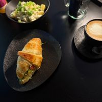 Croissant LA & Potato Salat Kalifornien   at GegenVind Café in Hamburg