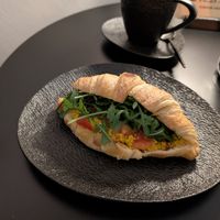 Croissant L.A. with tofu scramble at GegenVind Café in Hamburg