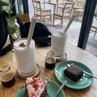 Coconut coffees mit Red velvet Kuchen und Brownie  at iVegan Supershop Hoi An - Healthy Plant Based Cafe in Hoi An