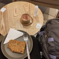 Vegan + glutenvrije cake en speciale chocolademelk at CASA CAFE in Paris