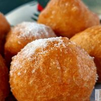 Vegan dessert improvises with pizza bowl and suggar at Assaje - Navigli in Milan