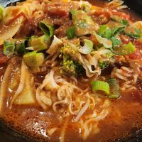 Meine fertige Suppe mit Gemüse, veganen Nudeln und süß-saurer Tomatenbasis at Mala Hot - 小红门麻辣烫 in Reutlingen