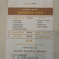 wir hatten uns das Süße Frühstück und ein Pistazien Croissant geteilt. Mit einem Café und einer Schokolade war es eine gute Menge und alles sehr lecker 😊 at Oats & Coffee in Stralsund