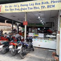 Looking in outside at Thôi Kệ in Ho Chi Minh City