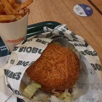 Fastfood, con ingredienti biologici. Hanno 4 opzioni vegetariane ed 1 opzione vegana. Burger e patatine molto buoni. Bevande alla temperatura giusta e non annacquate. at Bioburger in Versailles