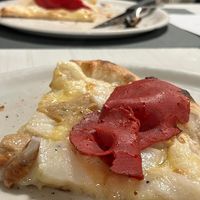 gorgonzola vegano, mozzarella vegana, funghi porcini e affettato vegano   at Languorino in Cesena