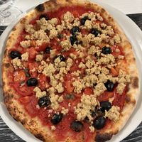 Pizza con pomodoro, olive, capperi, pomodorini e tonno vegan   at Languorino in Cesena