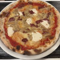 Pizza con pomodoro, mozzarella, gorgonzola, porcini e salsiccia   at Languorino in Cesena