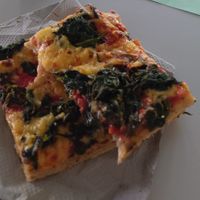 Stück von veganer Spinat Partypizza at Pizzeria Corona in Dortmund